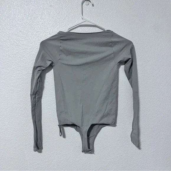 SKIMS Essential Long Sleeve Scoop Neck Thong Bodysuit Light Grey Sz Small - Picture 7 of 7